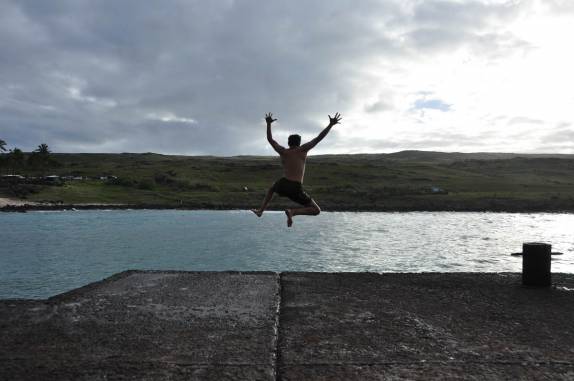Pulando no mar na praia de Anakena, em Rapa Nui (ou Ilha de Páscoa), ilha chilena no meio do Oceano Pacífico